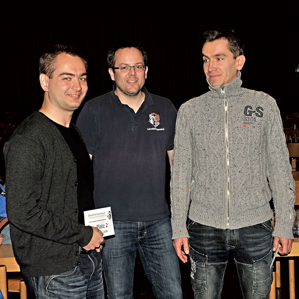 Die beiden Erstplazierten FM Christian Schramm (rechts) und GM Yuri Soldovnichenko (links) mit Tim Schmöker (Schachklub Bickenbach)